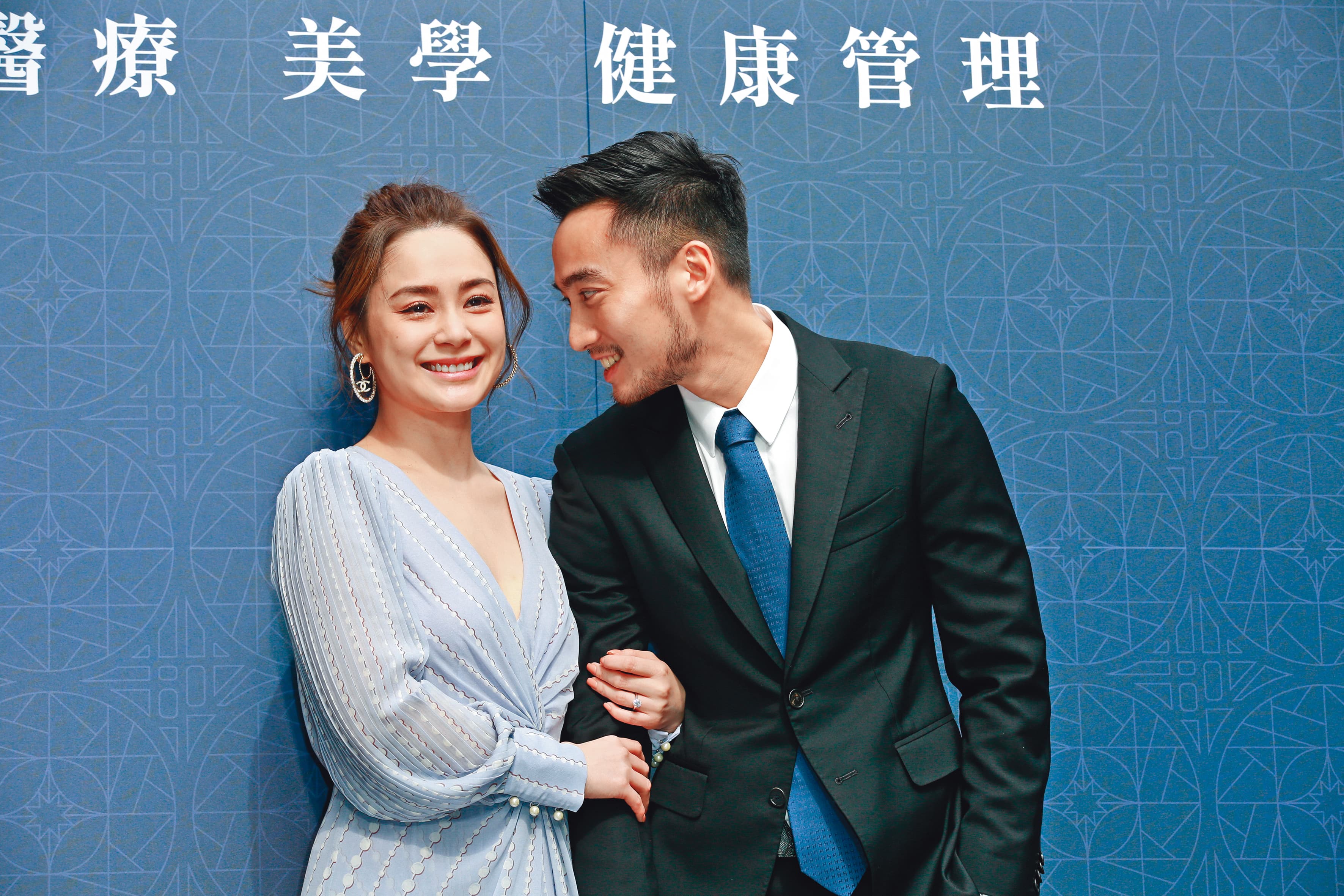 阿嬌（左）和開醫美診所賴弘國（右）的結婚又離婚，男方走紅事業旺，女方也洗淡了陳冠希醜聞，可謂雙方獲益。