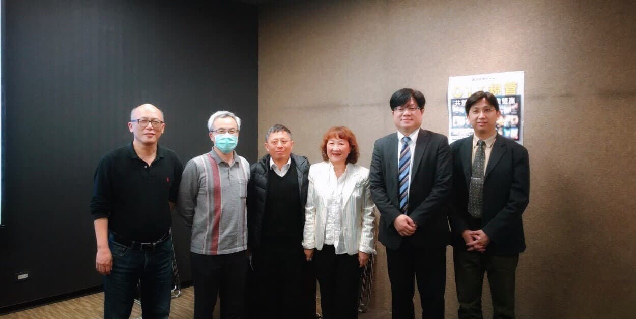 「OTT規管：共創國家與產業雙贏」研討會邀請產官學三方討論OTT專法草案，左起為錢大衛、羅世宏、黃文哲、彭芸、葉志良、黃銘輝。（匯流政策研究室提供）