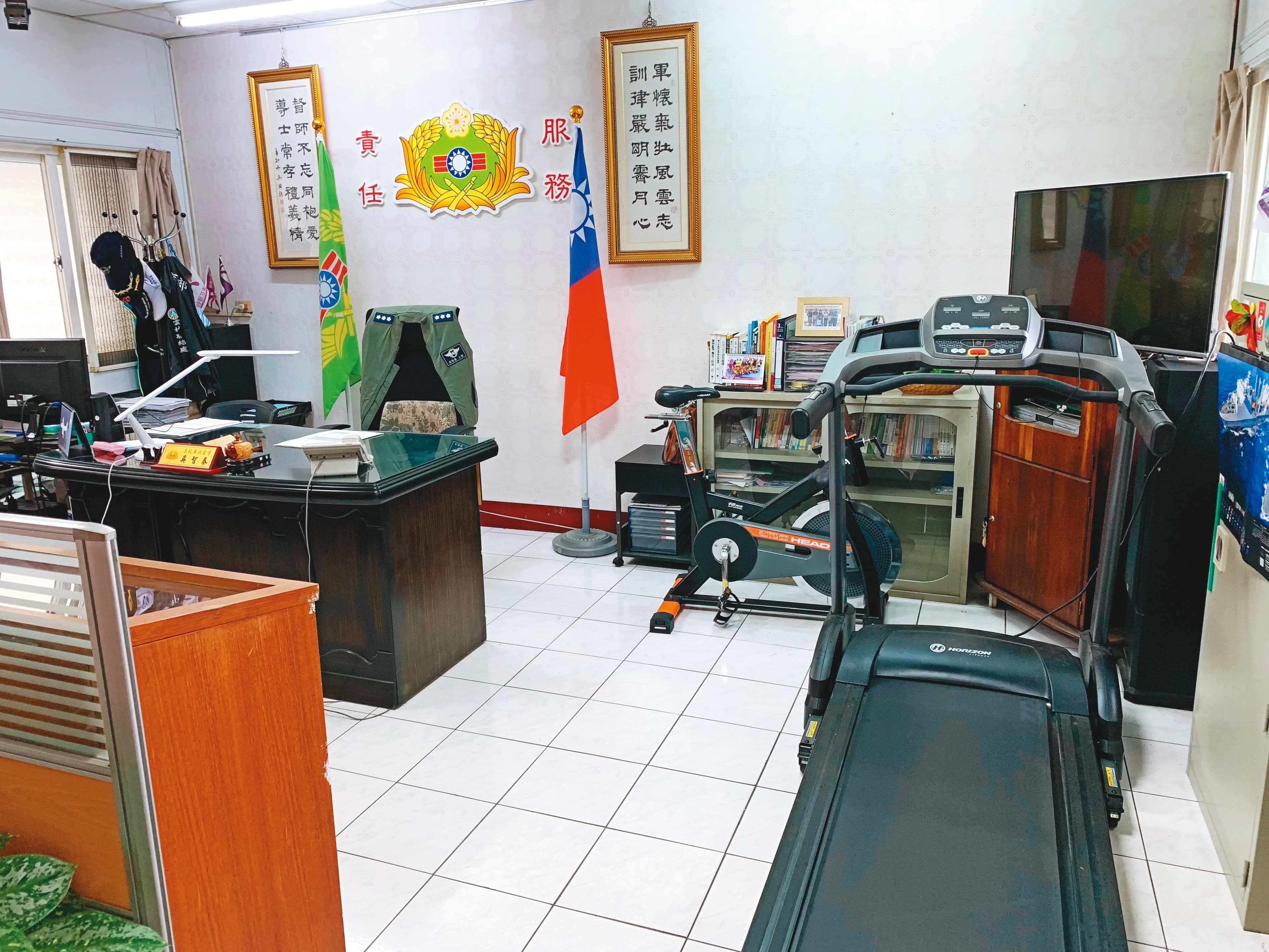 吳智泰用公費買跑步機、飛輪機放在自己辦公室，十分離譜。（讀者提供）