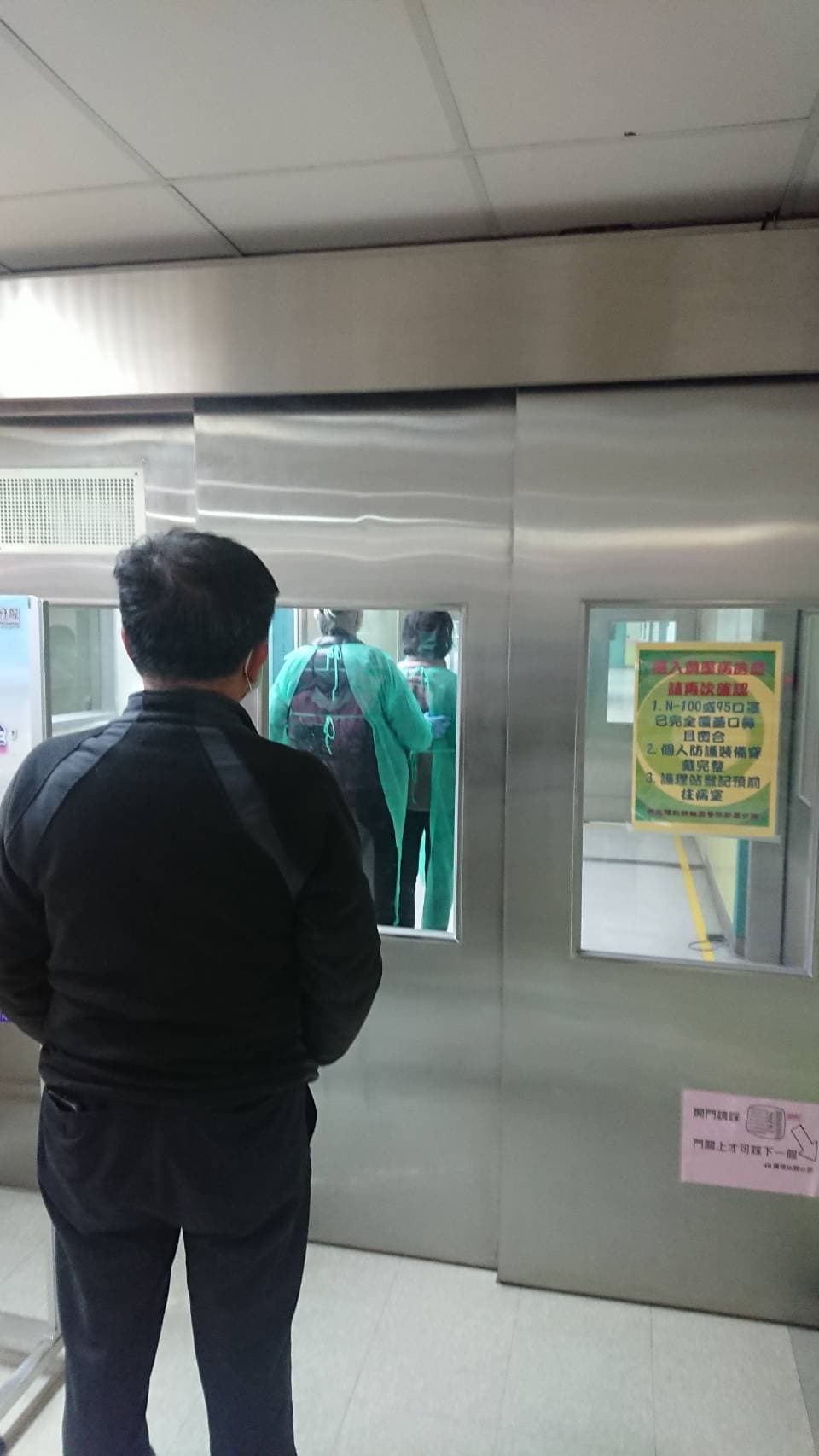 醫療應變組副組長王必勝說,鑽石公主號的乘客返台那一日,陳時中堅持要等到所有人都進隔離房病才離開,一直看到近午夜。那是最觸動他一幕,決定拿出手機拍下陳時中的背影。(王必勝提供)