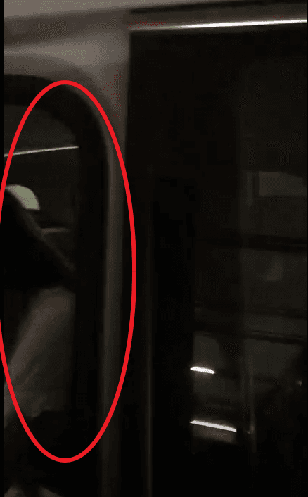 林女（紅圈處）坐在人夫車內，被元配直擊。（讀者提供）