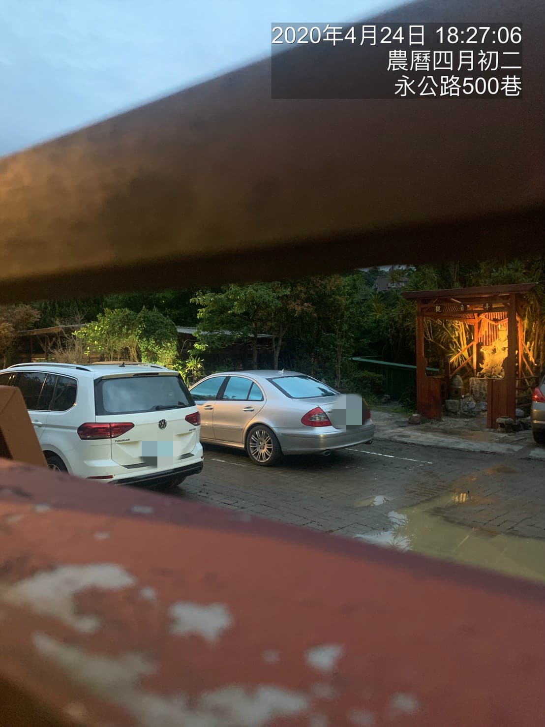 林女與人夫被直擊前往陽明山的一處佛教道場幽會。（讀者提供）