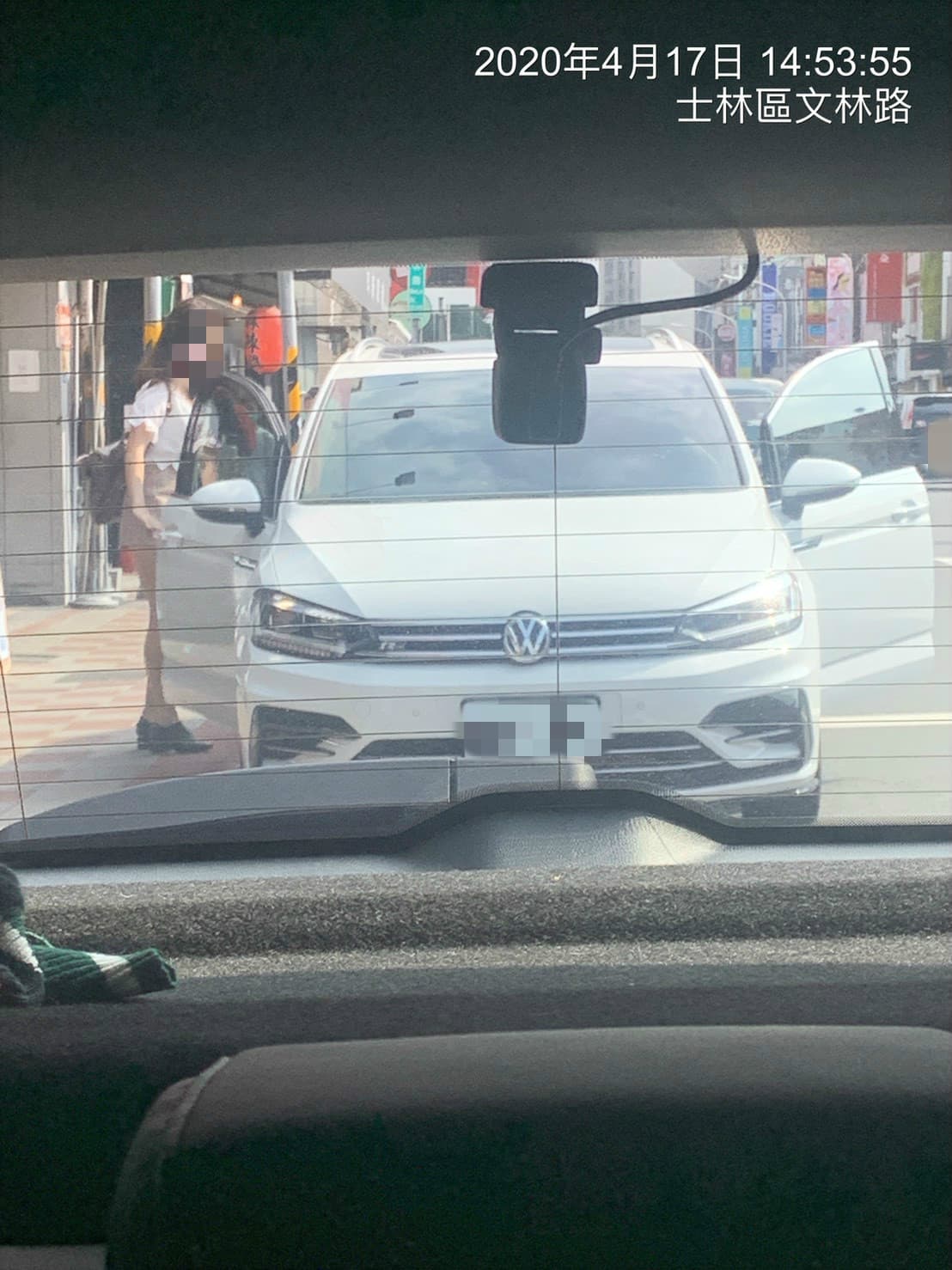林女屢遭直擊坐上謝姓少校的車。（讀者提供）