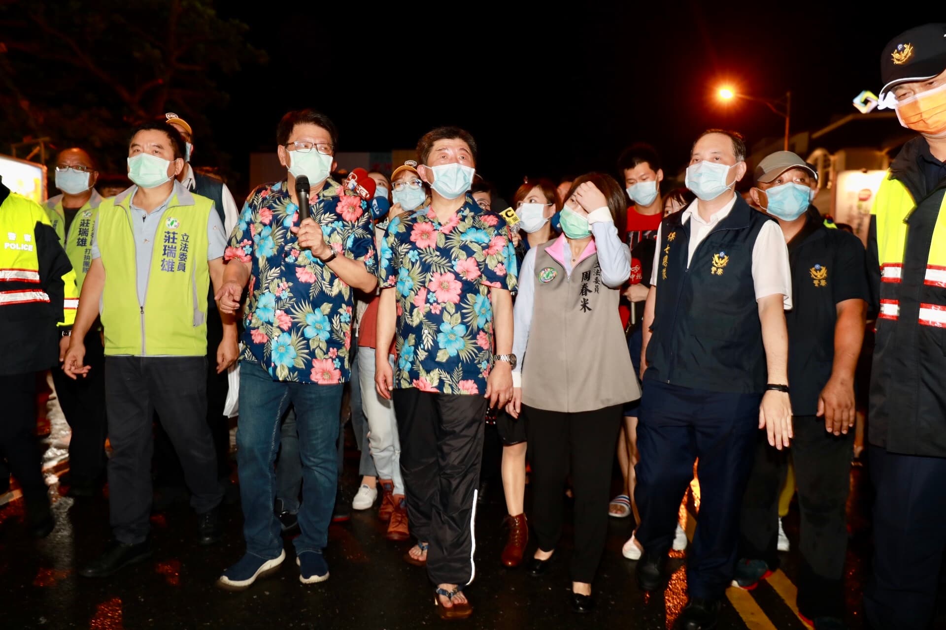 陳時中與潘孟安一同穿著花襯衫亮相，還特別換上屏東鄉親送的木屐，讓許多網友直呼好像看到卡通人物「兩津勘吉」。（中央疫情指揮中心提）