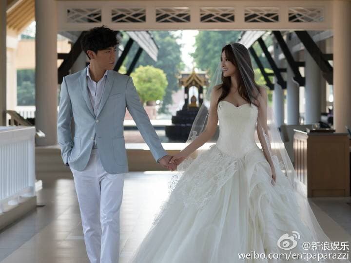 伊能靜與秦昊年紀相差10歲，結婚時拍了很浪漫的婚紗照。（翻攝自新浪娛樂微博）