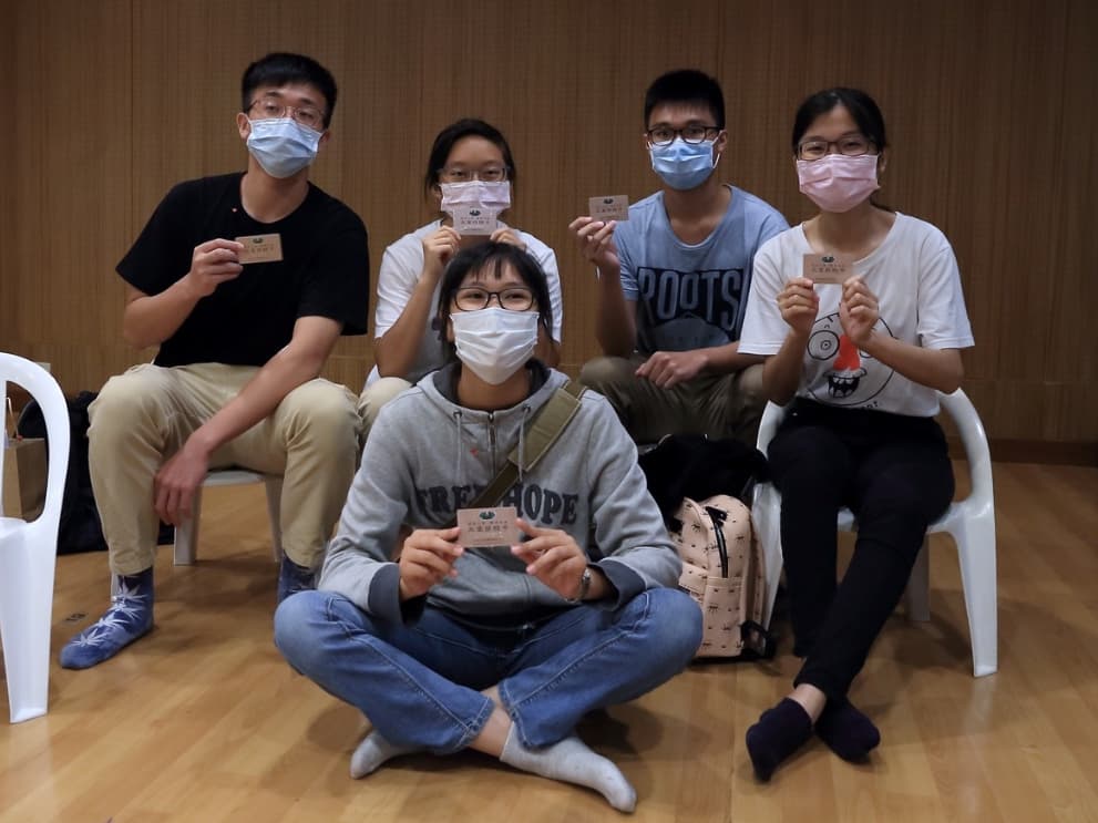 花蓮慈濟中學5名同學響應驗血建檔活動，拿著「大愛捐髓卡」合影。（慈濟提供）