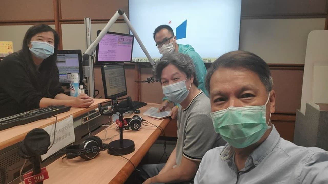 梁榮忠（右二）近照曝光，白髮蒼蒼的模樣與過去意氣風發時判若兩人。（翻攝自開心日報臉書）