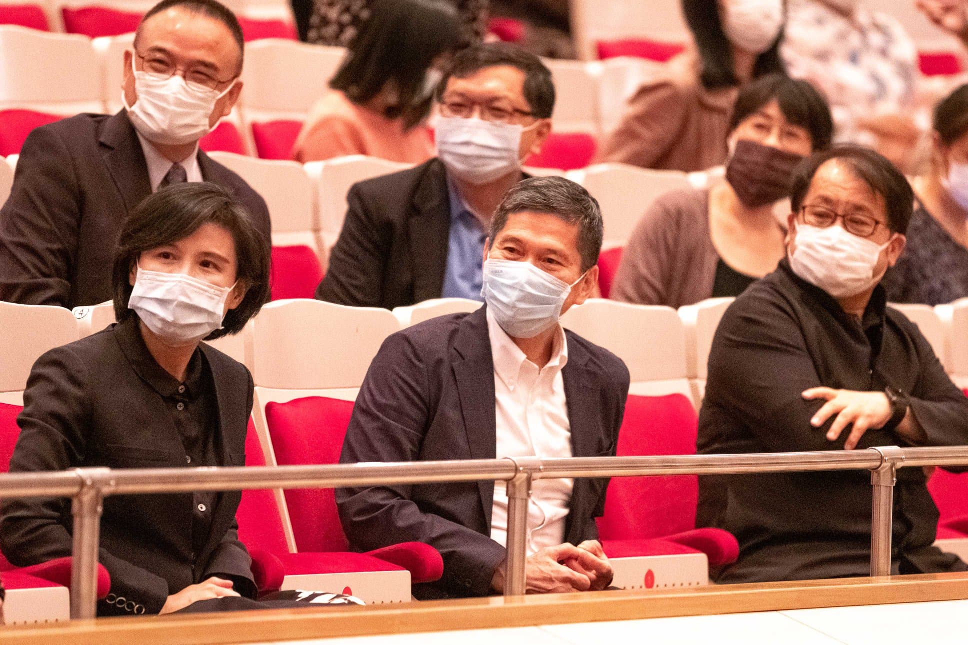 前文化部長鄭麗君（下排左起）、文化部長李永得與國家表演藝術中心董事長朱宗慶一同欣賞演出。（翻攝自國家兩廳院 NTCH, Taipei臉書）