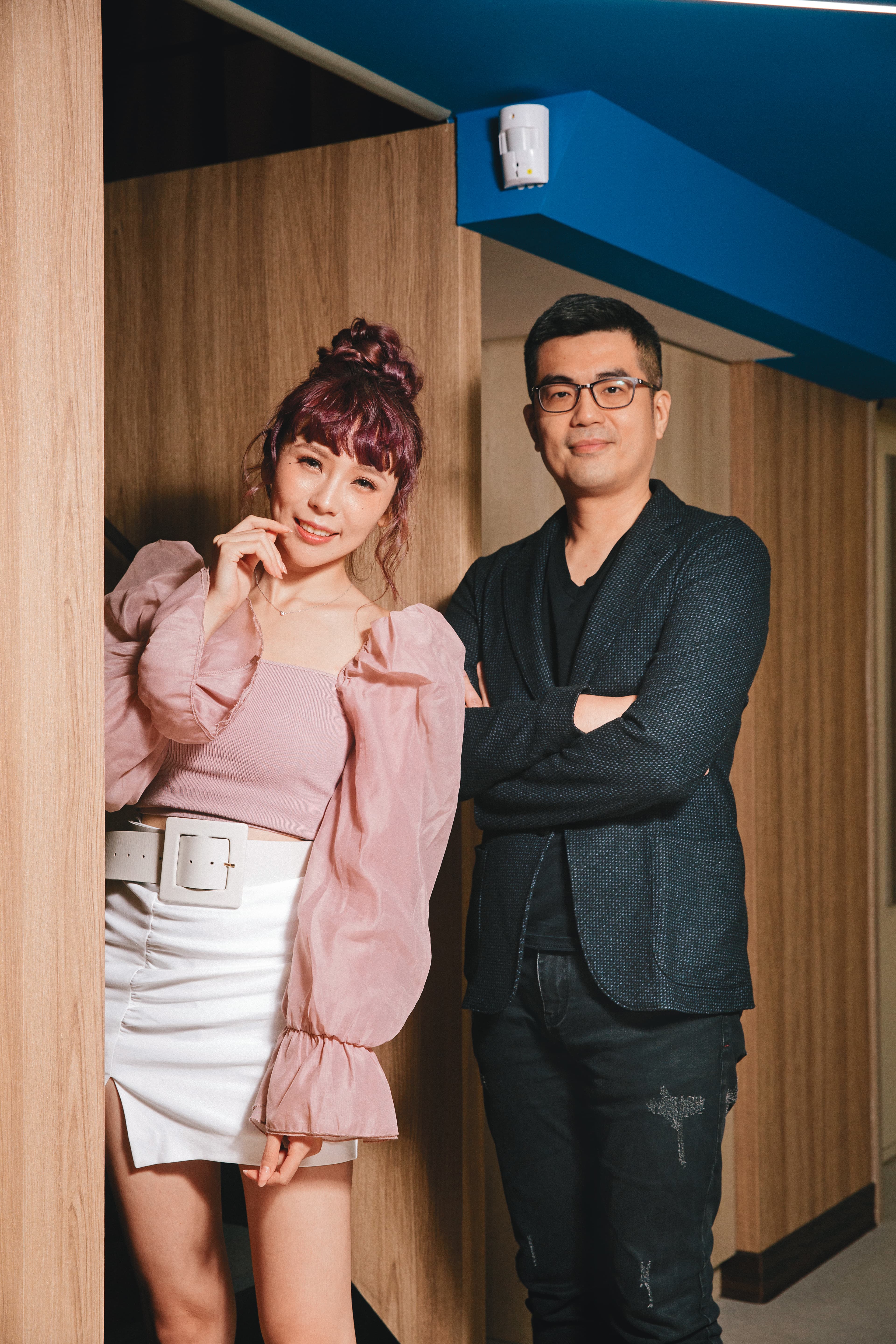 麗絲（左）受到音樂製作人何宗霖（右）的調教，慢慢學會唱歌技巧。