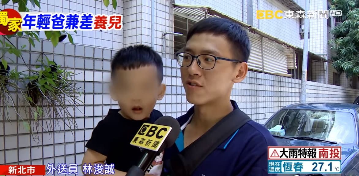 林浚誠白天時做鐵工，晚上帶著兒子跑單。（翻攝東森新聞）