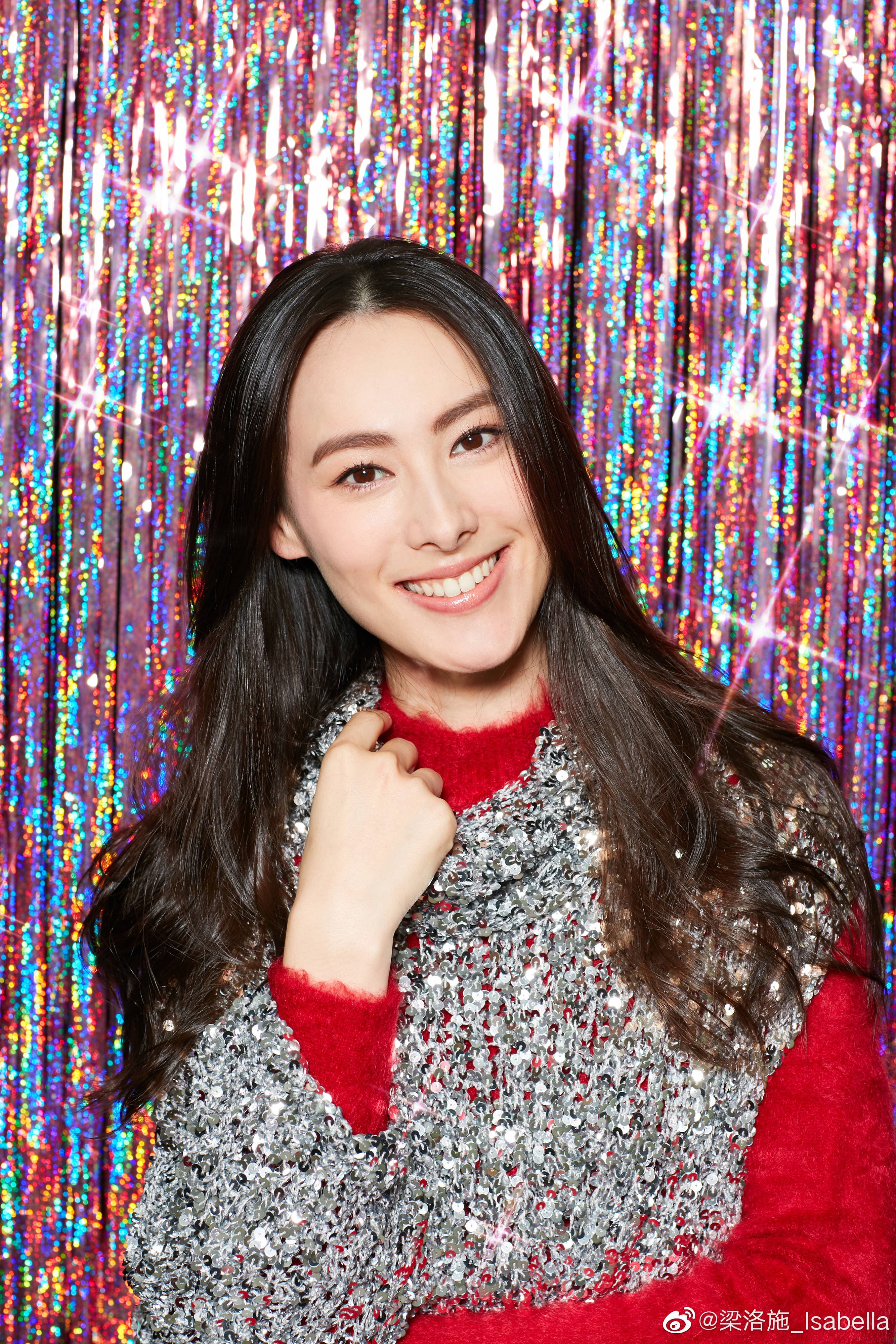 女星梁洛施可以說是娛樂圈未婚生子的典型代表，雖與香港首富兒子李澤楷生下三子卻沒嫁入豪門。(翻攝梁洛施微博)