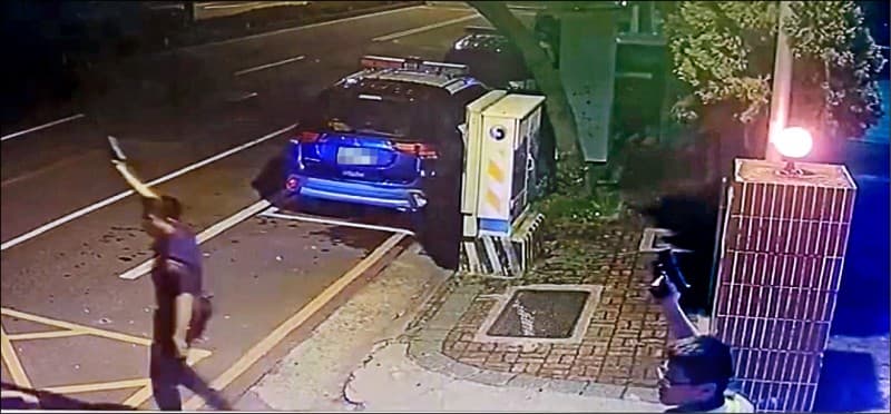 警員在派出所前對空鳴槍警示。（翻攝畫面）