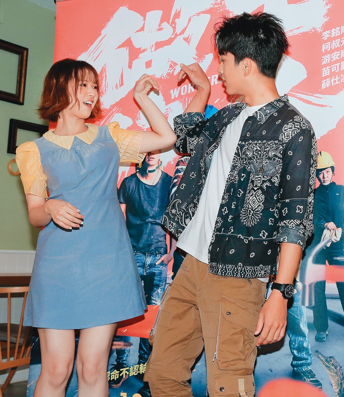 項婕如（左）跟曾敬驊（右）湊對成為CP，只是創意愛心手勢之間有所破口，看來顯得不具喜氣。