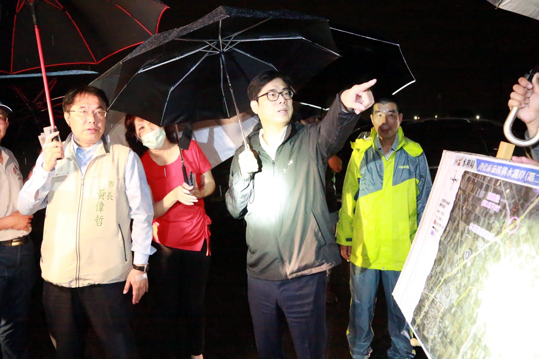 陳其邁連夜到高雄勘災，被高雄市民稱讚是「真正高雄市長回來了」。（翻攝自陳其邁臉書）