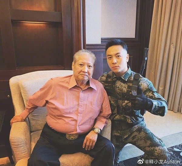 去年11月，釋小龍與洪金寶的合照，洪金寶的身形仍很巨大。（翻攝自釋小龍微博）