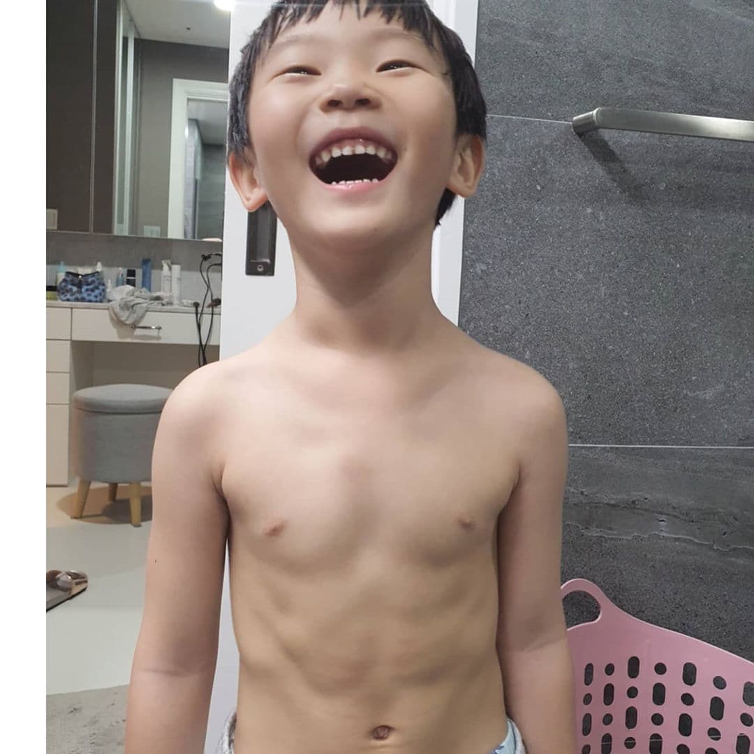 大發真實的腹肌狀況，照片中隱約可看出腹肌的輪廓。（翻攝自大發媽媽IG）