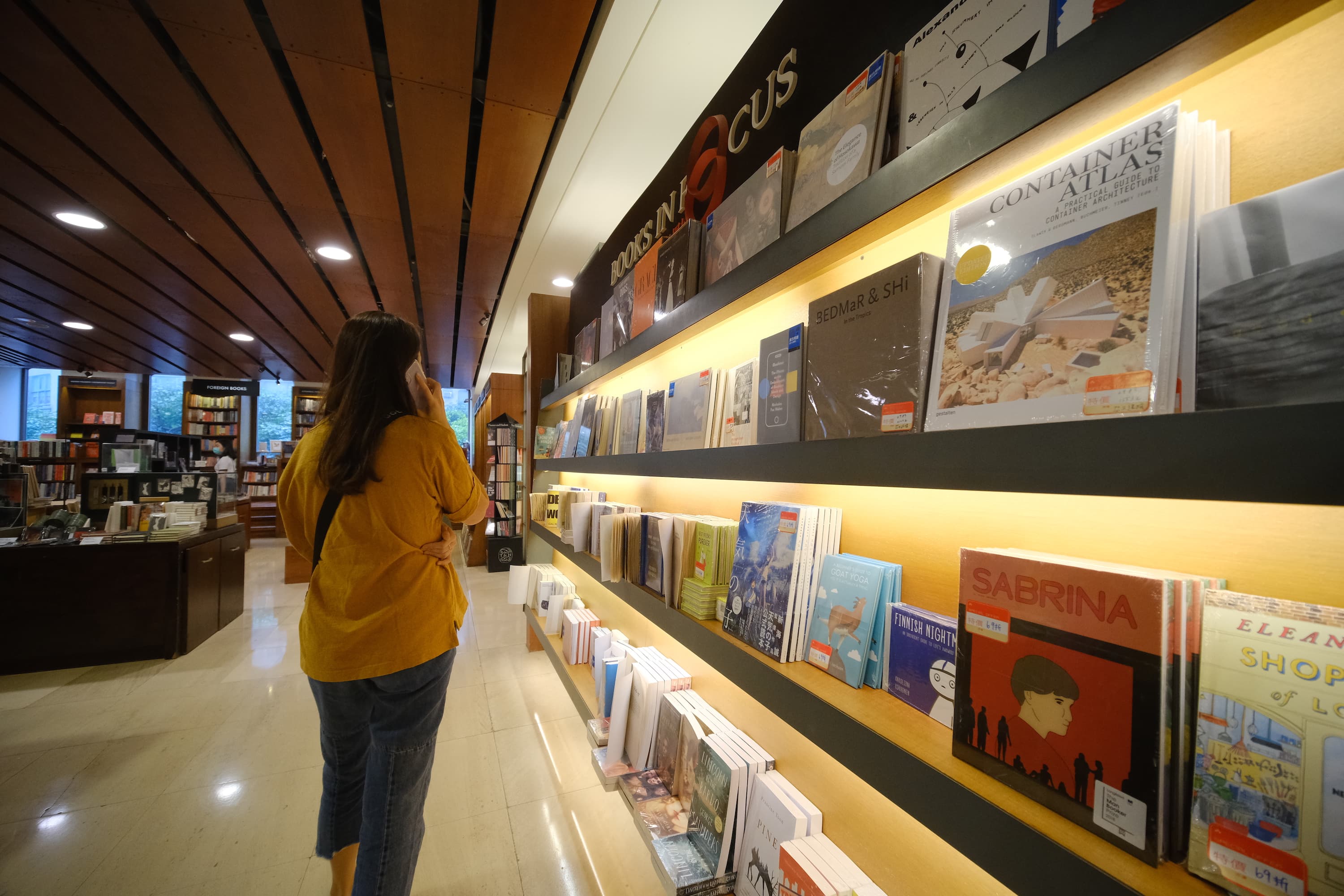 書架上各類的書細心的陳列反映誠品「款待」書的精神，有時會突然看到驚喜。