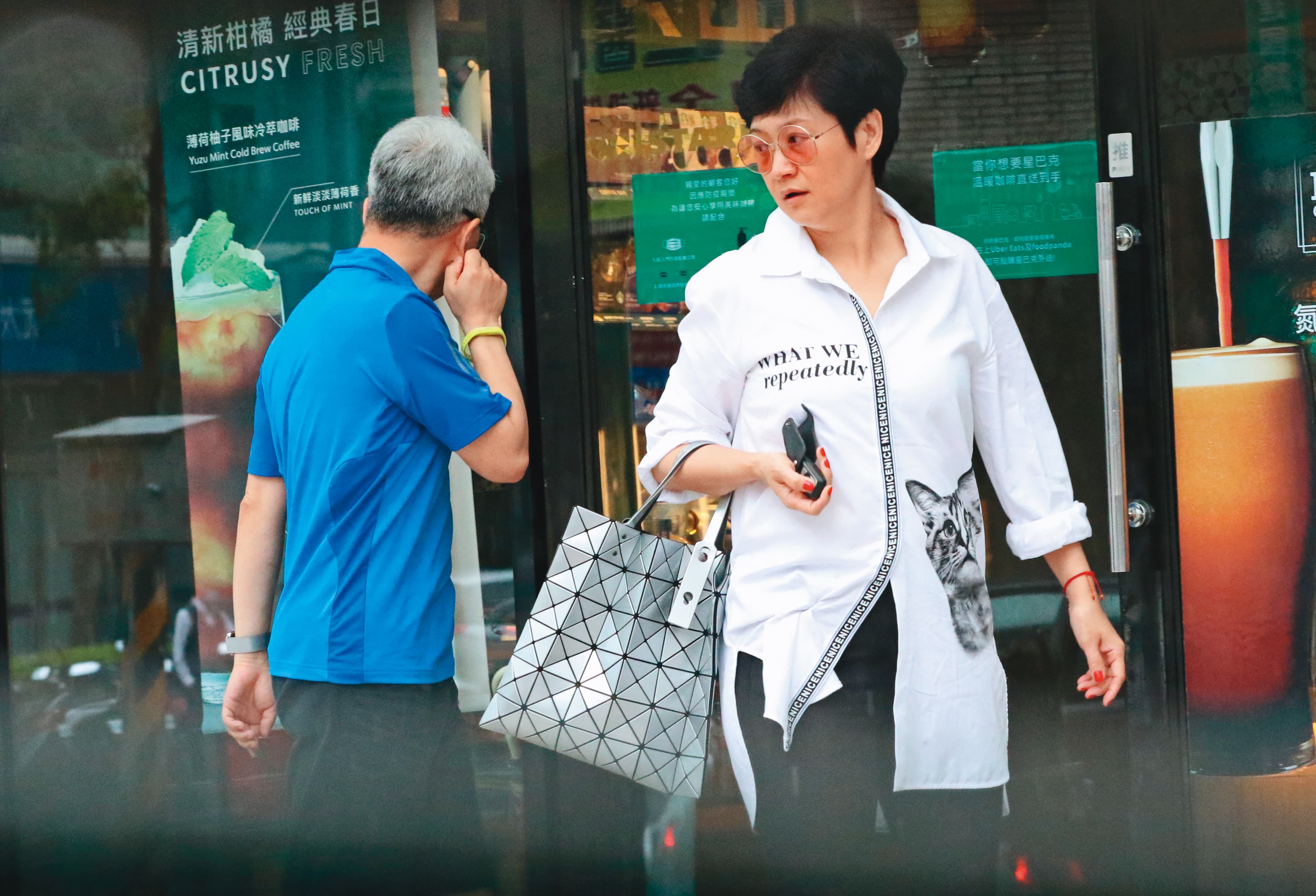 5/22 16：07，崔佩儀看似心情不佳，跟老公進行一個午後開車出門買咖啡的行程。