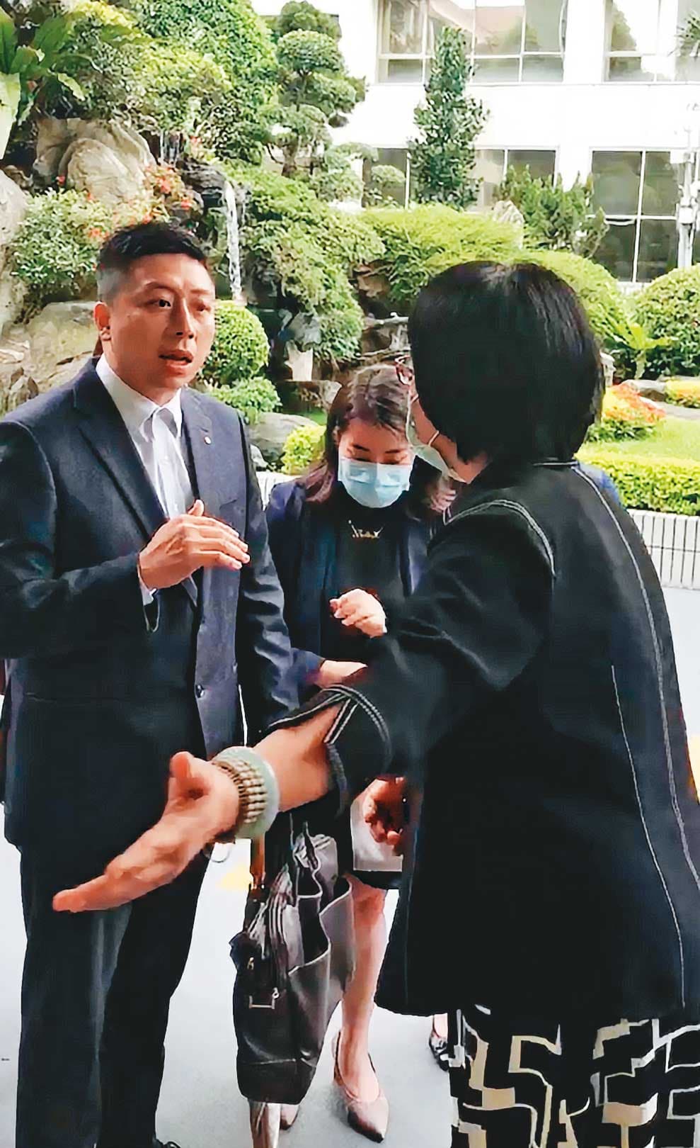 老三張國政的連襟謝國獻（左）因涉黑道介入長榮案遭列被告，日前要求對長榮國際查帳。（讀者提供）