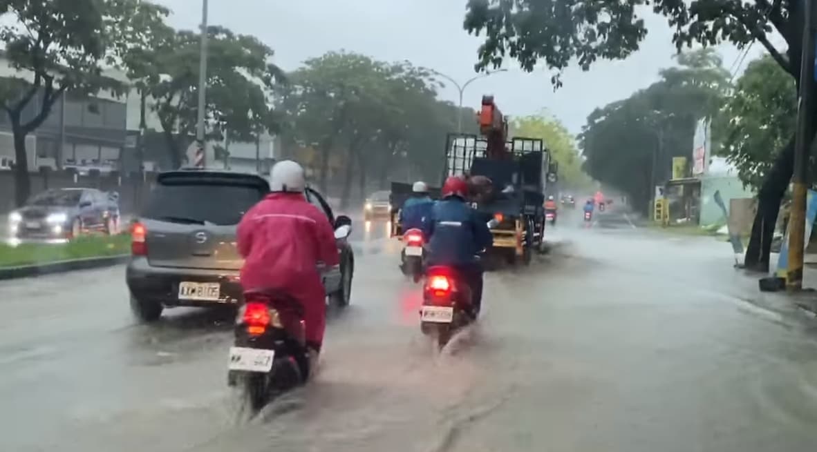 邱俊憲po出鳥松區神農路近瓦厝街口道路積水情況，民眾在雨中慢速度小心駕駛。（翻攝自邱俊憲臉書）