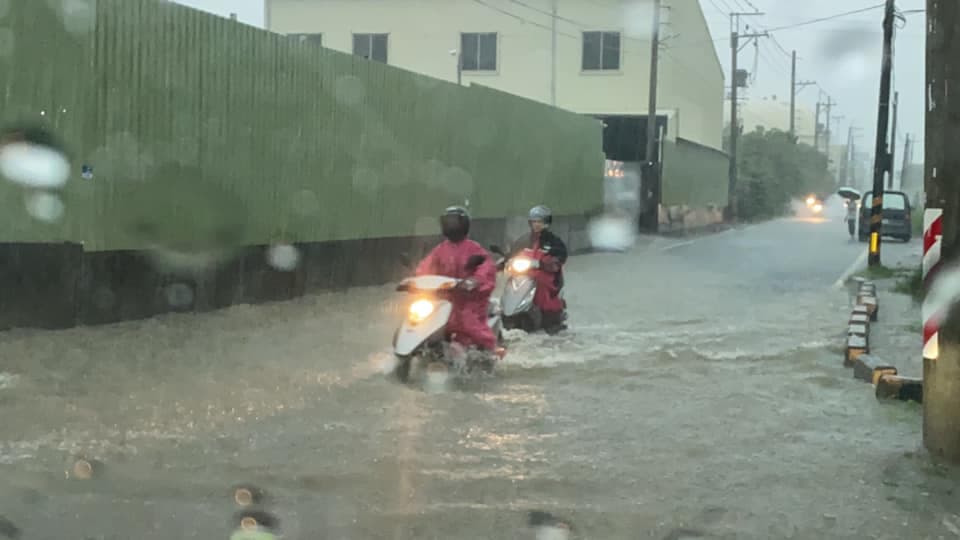 積水深達半個輪胎，駕駛在雨中冒險涉水前進。（翻攝自邱俊憲臉書）