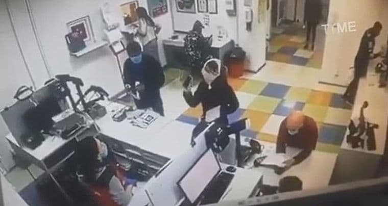 領包裹沒戴口罩被拒，烏克蘭妹竟當場脫內褲套頭。（翻攝自Men's Humor）