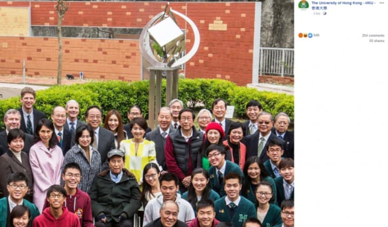 港大校長張翔在文中附上5張有何鴻燊入鏡的照片，但該照片卻裁掉梁天琦。（翻攝香港大學臉書）