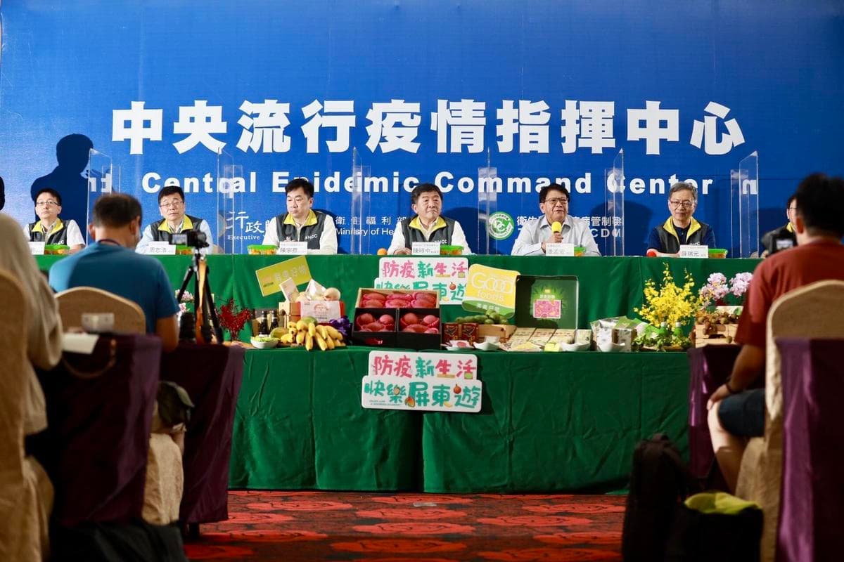 陳時中南下墾丁宣傳觀光，連移師記者會上的特產也引發民眾熱議。（中央疫情指揮中心提供）