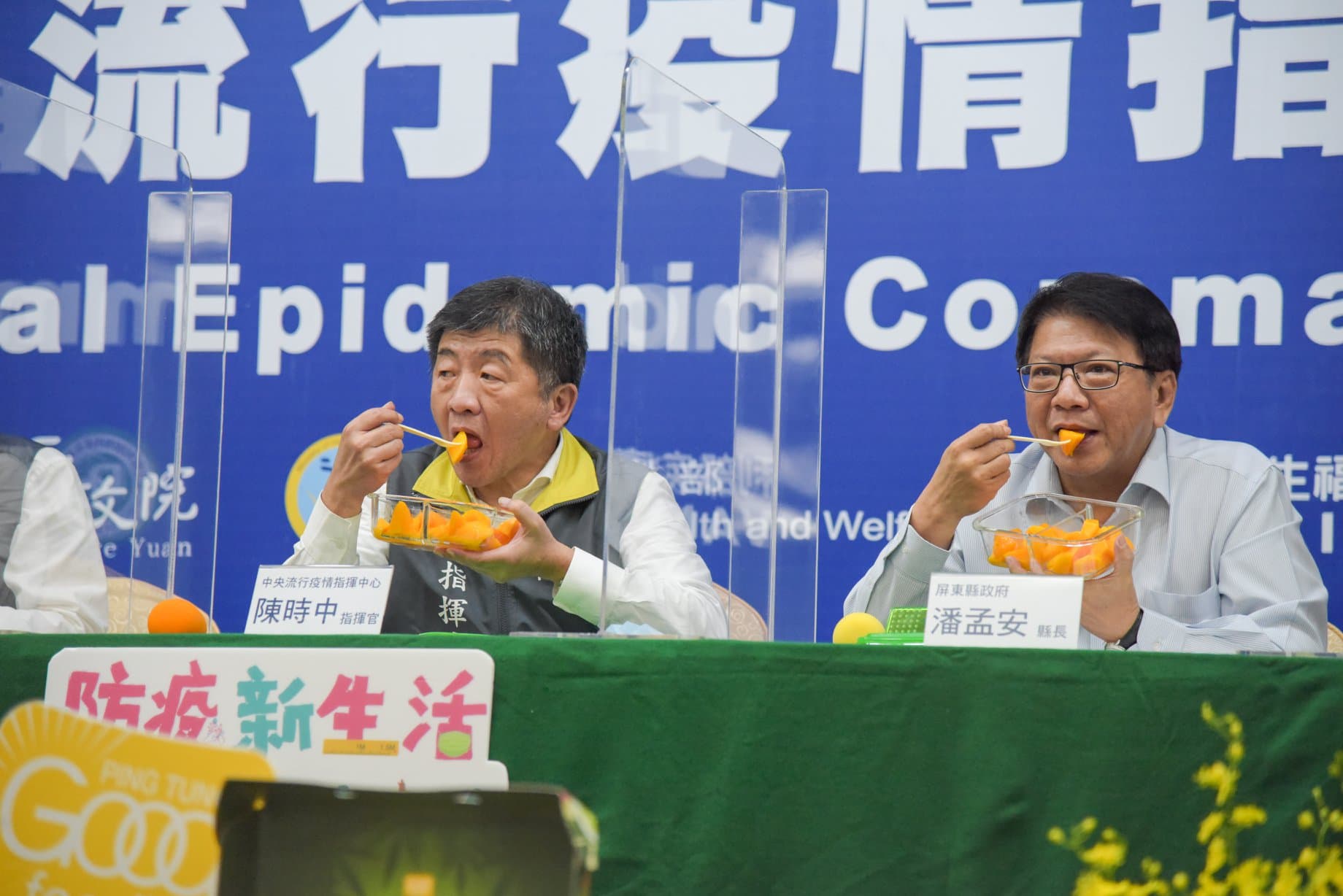 陳時中南下墾丁宣傳觀光，連移師記者會上的特產也引發民眾熱議。（翻攝自潘孟安臉書）