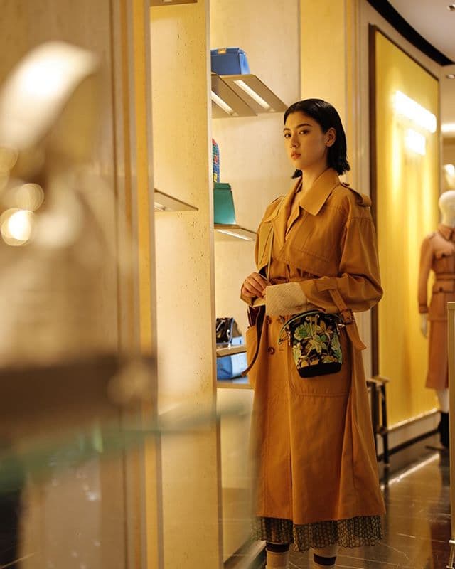 氣質系女星三吉彩花也因爆出「戀父」言論引起討論。（翻攝自三吉彩花IG）