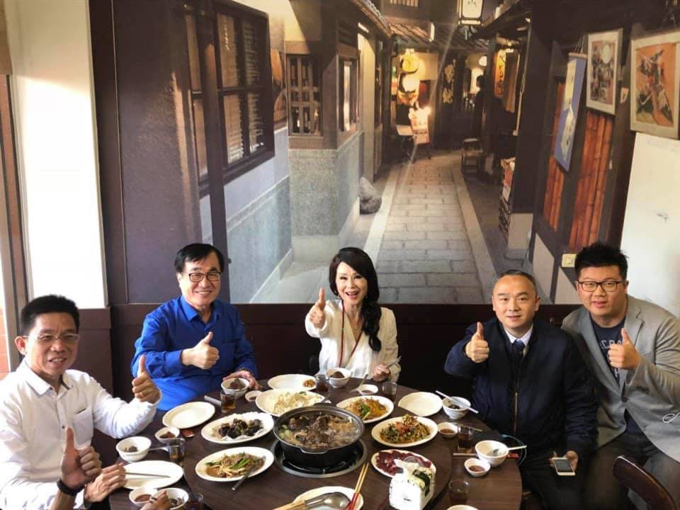 張琍敏與高雄副市長李四川、高雄市前觀光局長潘恒旭等人聚餐。（翻攝自張琍敏臉書）