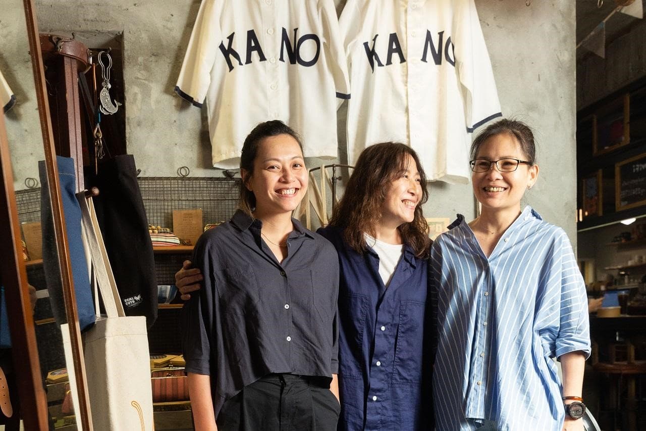 林欣宜（左起）、鄧莉棋、杜美玲在《KANO》各司服裝設計、髮妝、化妝，合作長達10年。