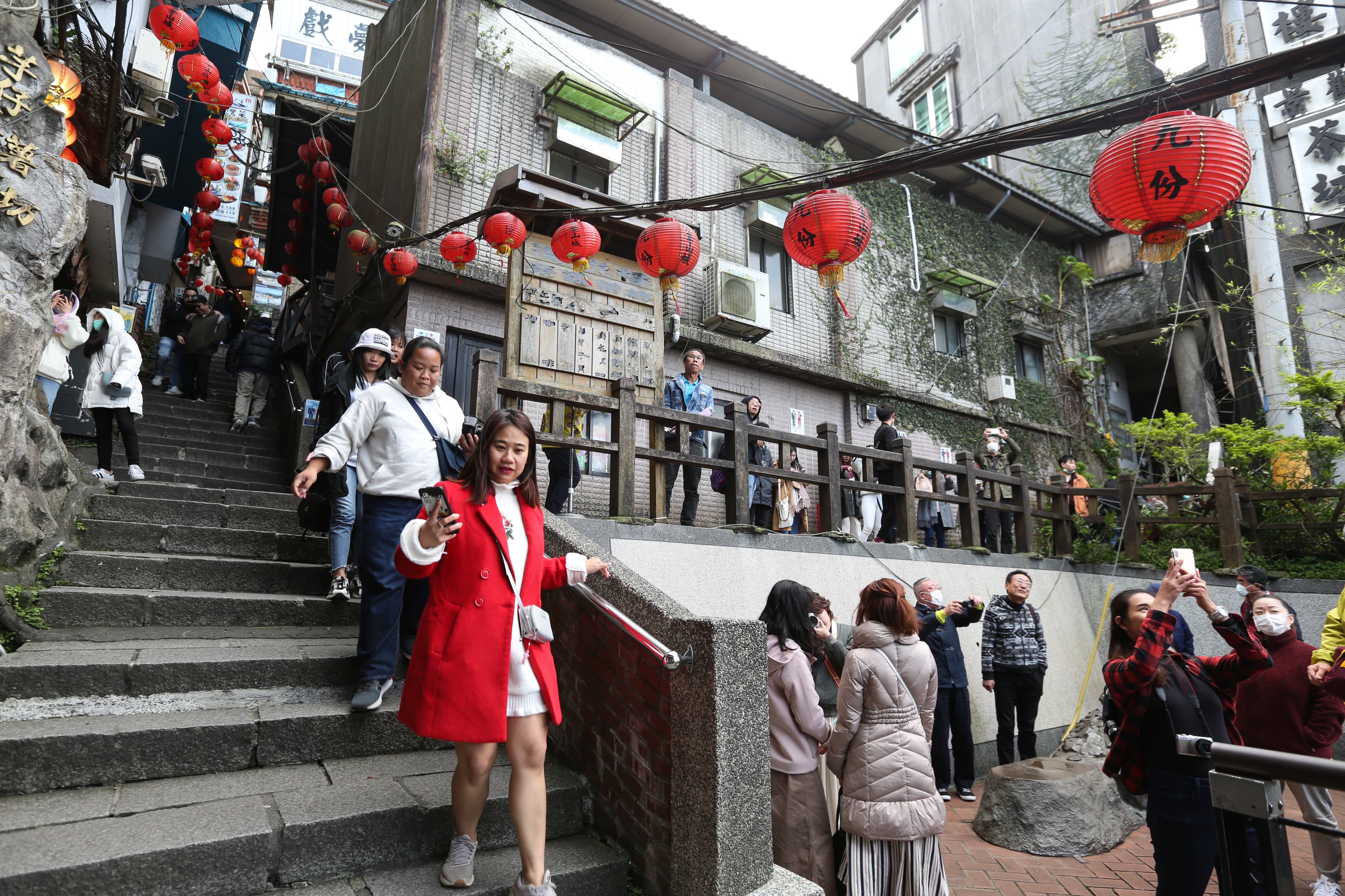 台灣疫情控制得當，觀光、消費相關個股有機會受惠國內旅遊需求上升，擺脫低迷。