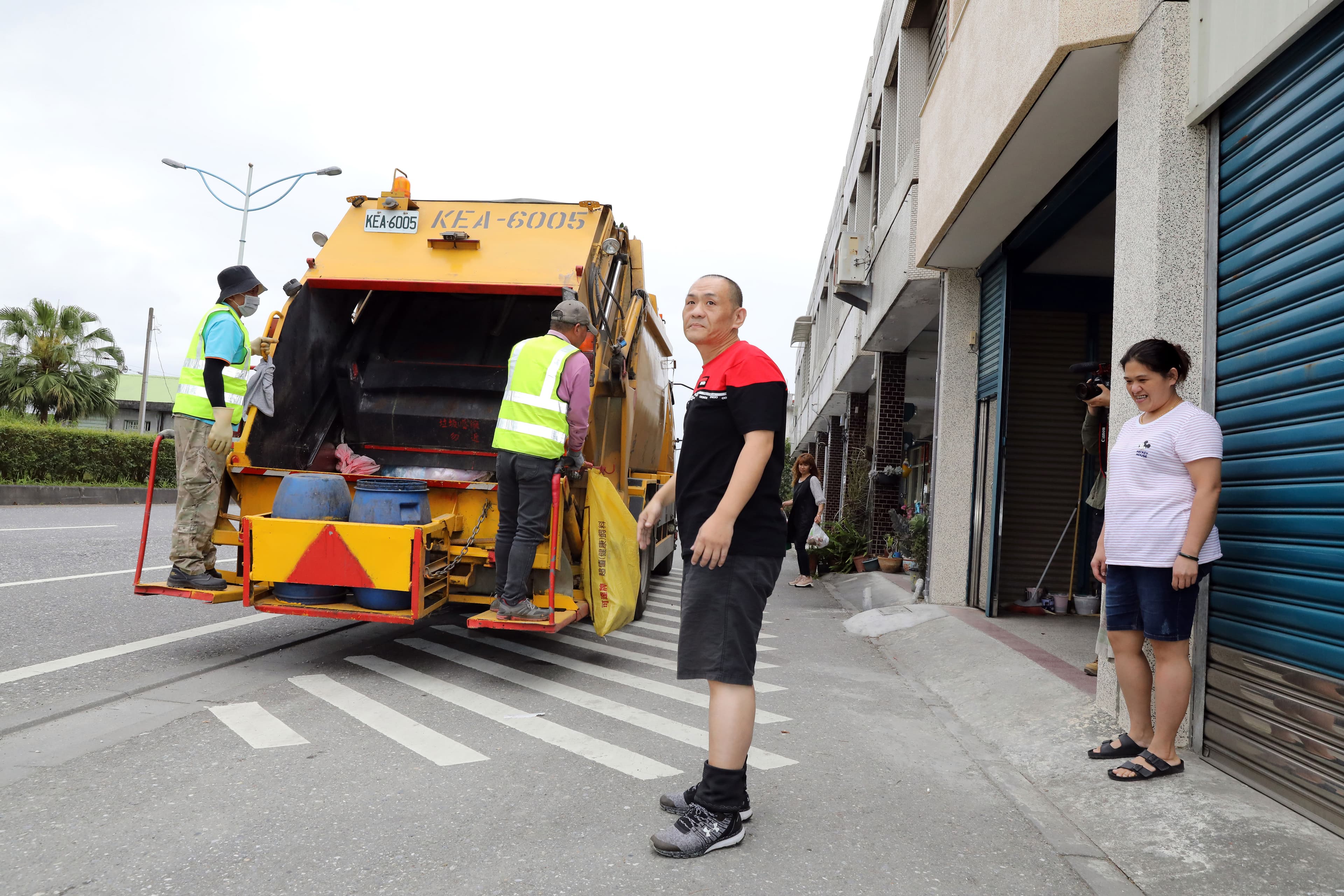 全台至今僅有台北市實施垃圾車定時定點停靠，其他地區皆是垃圾車在行駛途中走走停停讓民眾丟垃圾。