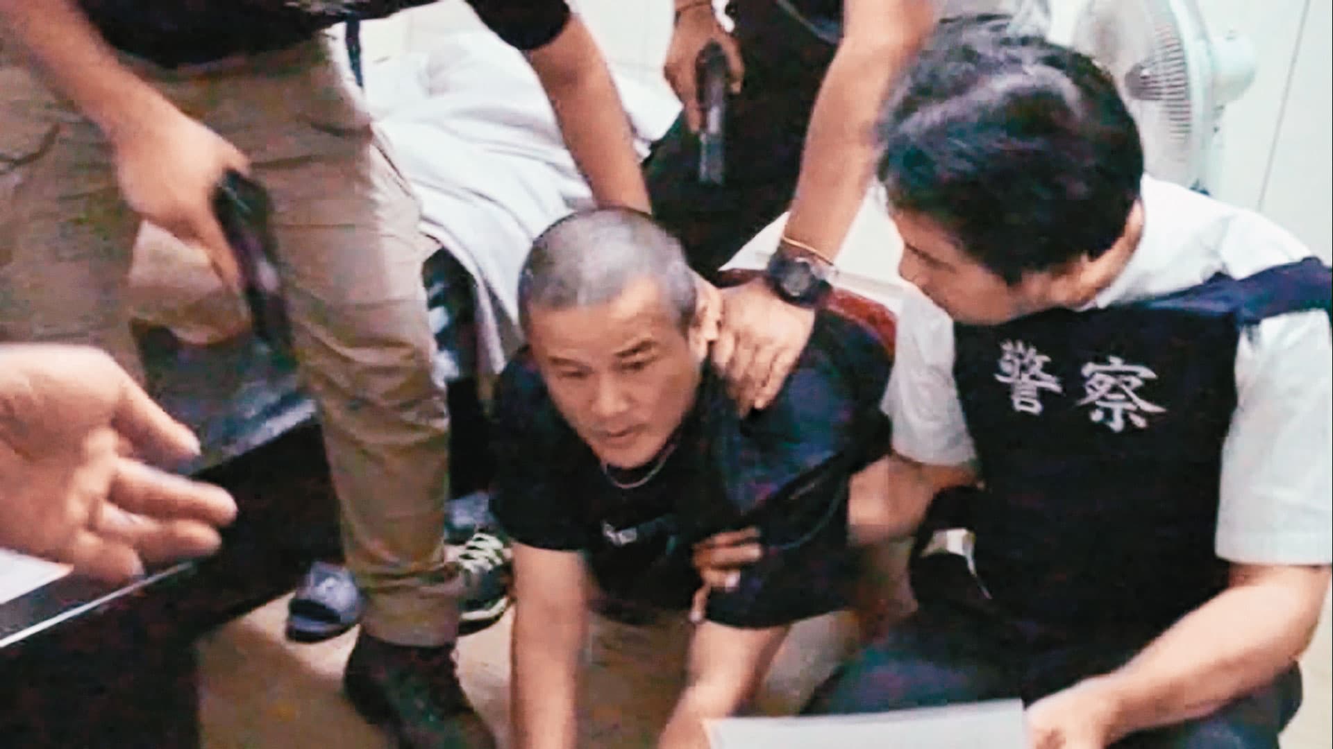 警方許宏銘（右一）拂曉攻堅，及時壓制凶手（左一）許萬珍。（翻攝畫面）