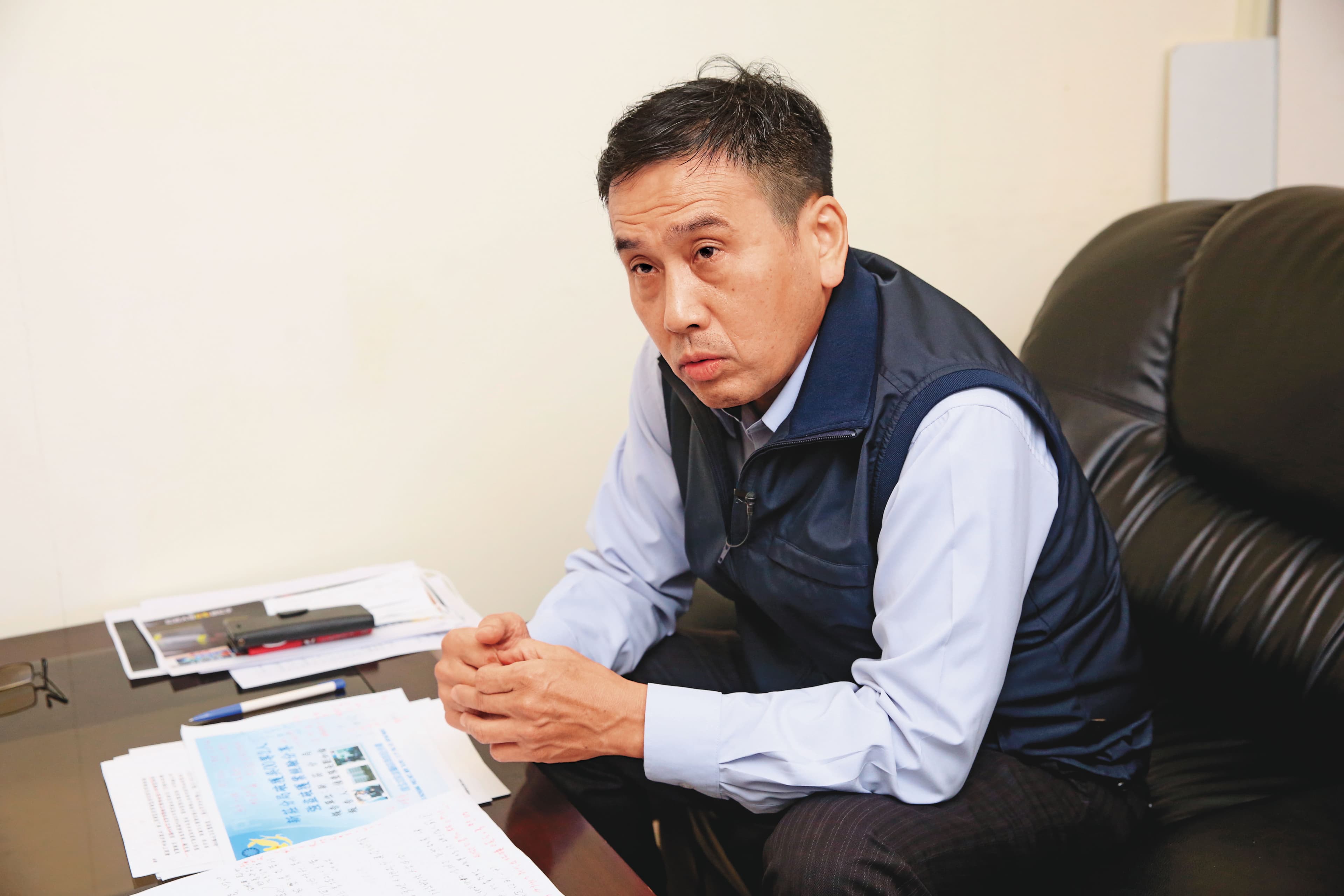 時任新北市警局新莊分局偵查隊副隊長的許宏銘，帶隊攻堅。