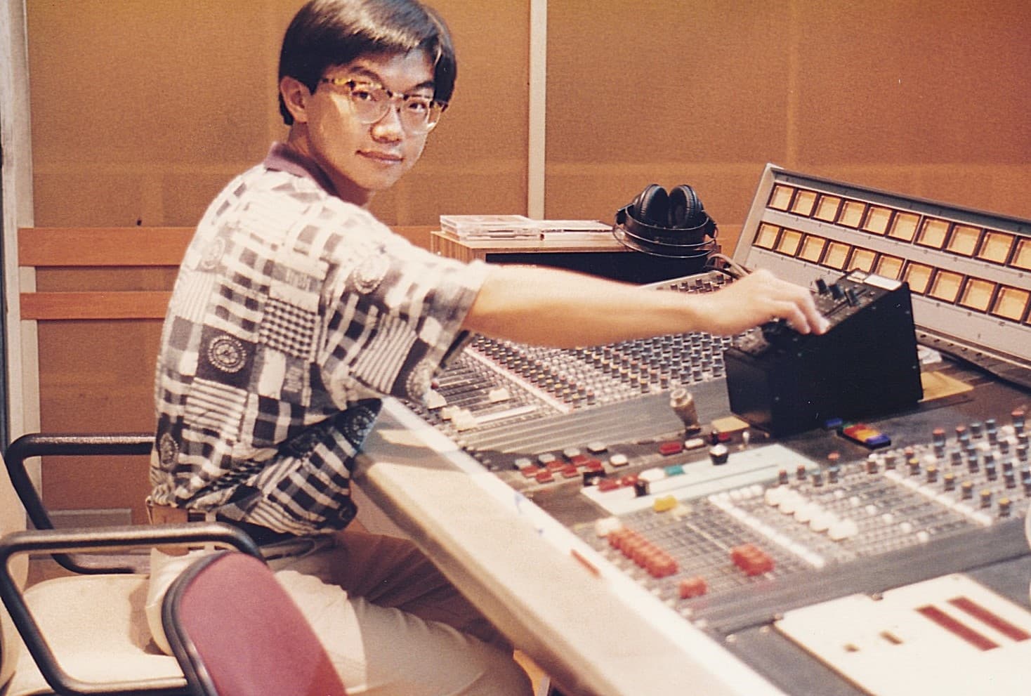 1996年類比短片混音時代的曹源峰。（曹源峰提供）