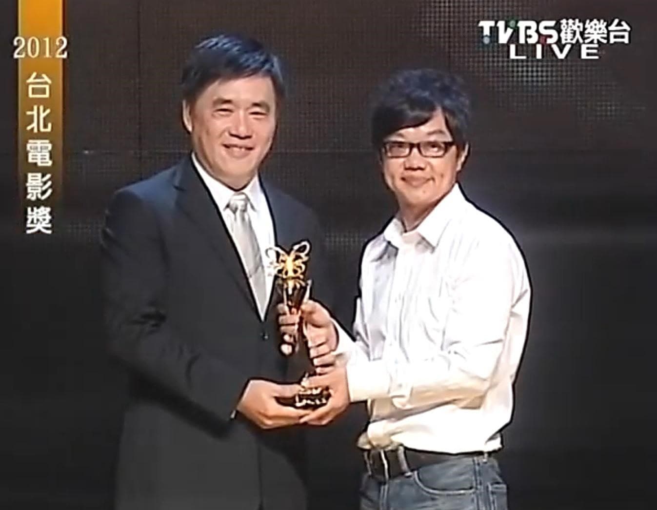 在中影製片廠廠長任內的曹源峰（右）獲頒2012年台北電影獎卓越貢獻獎。（ 翻攝自TVBS）