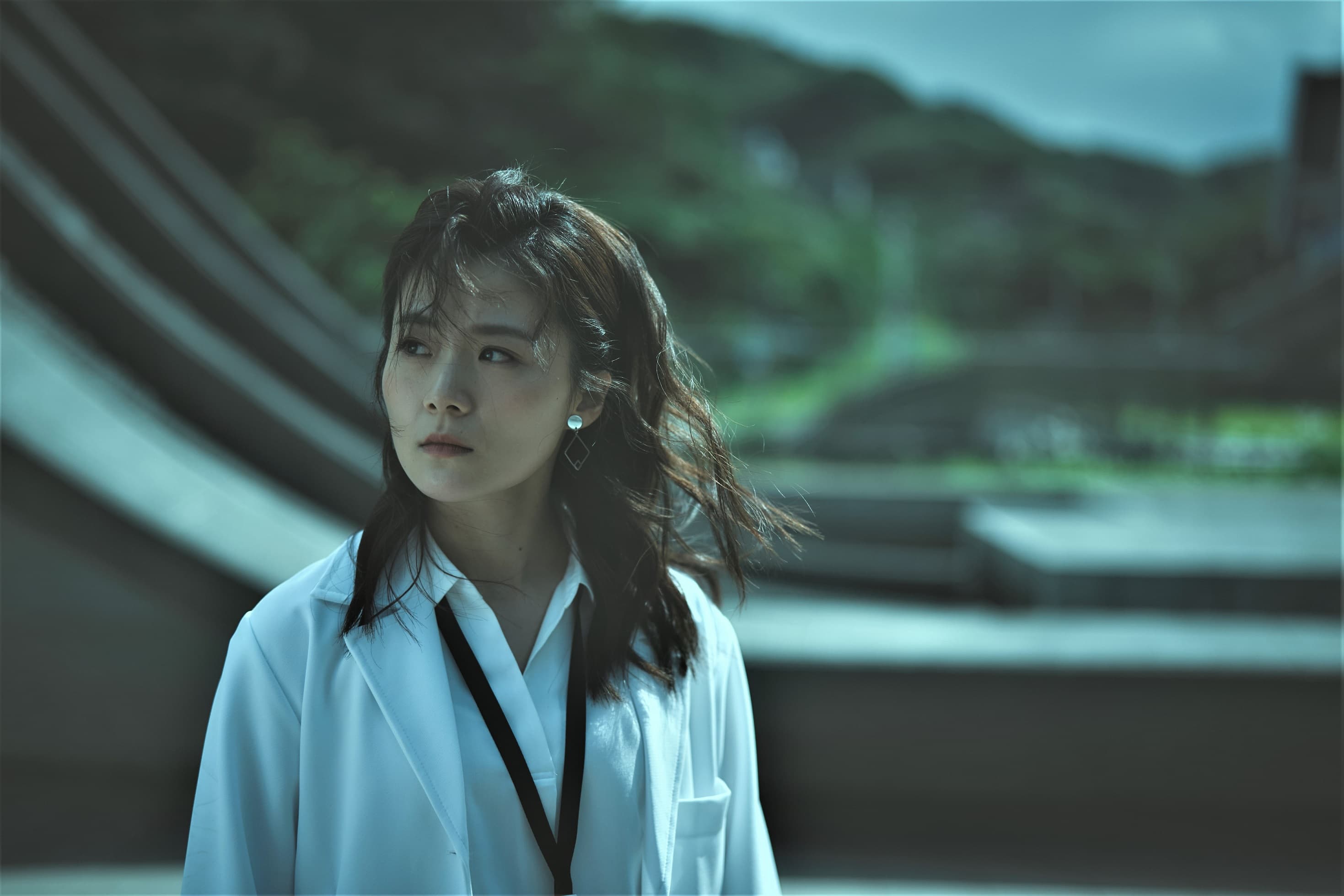 楊小黎飾演醫護團醫生宜君，發現隆宸翰另有目的。（明答人文創提供）