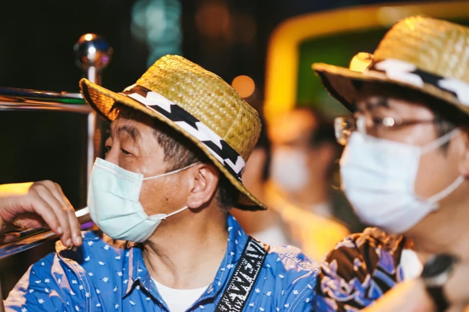 阿中部長與防疫五月天搭雙城觀光巴士遊台南，陳時中穿著再次引起網友熱議。（翻攝自黃偉哲臉書）