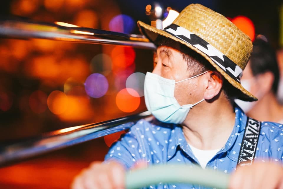 阿中部長與防疫五月天搭雙城觀光巴士遊台南。（翻攝自黃偉哲臉書）