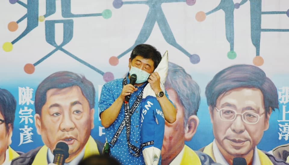 防疫五月天一穿上黃偉哲準備的俏皮造型，立刻吸引不少網友的讚美。（翻攝自黃偉哲臉書）