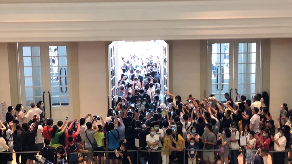 黃偉哲帶防疫五月天參訪奇美博物館，所到之處全湧入眾多民眾。（翻攝自黃偉哲臉書）