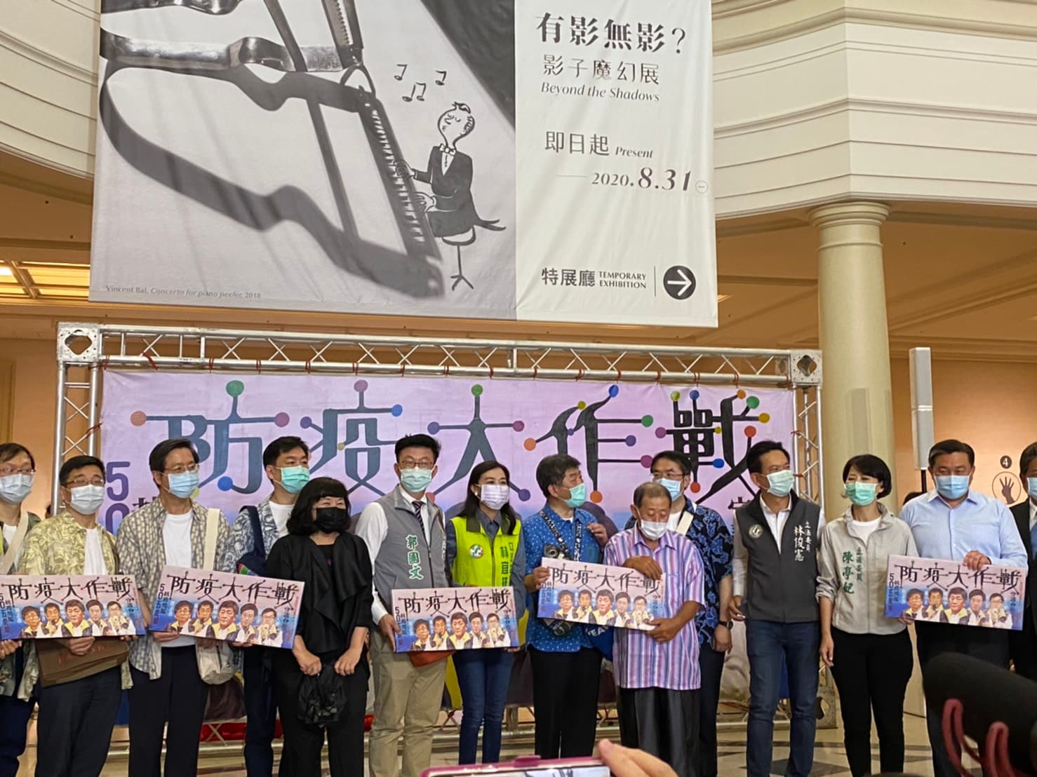 國寶級電影看板手繪大師顏振發利用陳時中造訪奇美博物館時，送上「防疫大作戰」的作品致敬。（指揮中心提供）