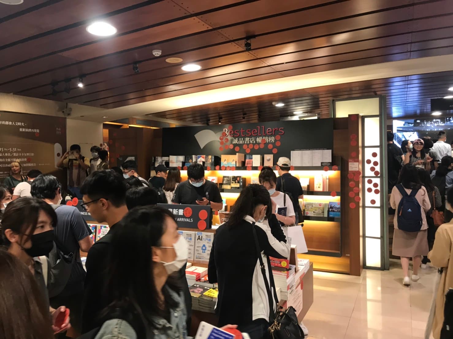 自上週五開始就湧入民眾參與活動，要和敦南誠品說拜拜。（讀者提供）