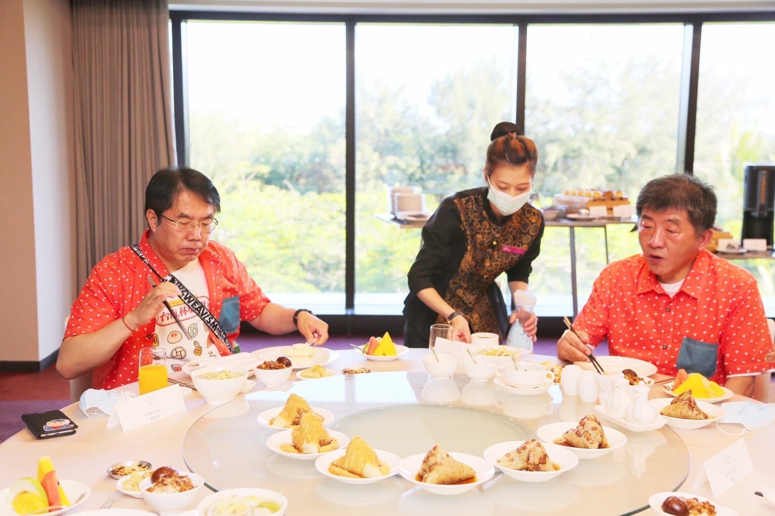 台南市長黃偉哲準備肉燥飯、滷蛋、白菜滷、菜粽、古堡粽、虱目魚湯及牛肉湯等台南特色早餐，與陳時中部長共享。（台南市政府提供）