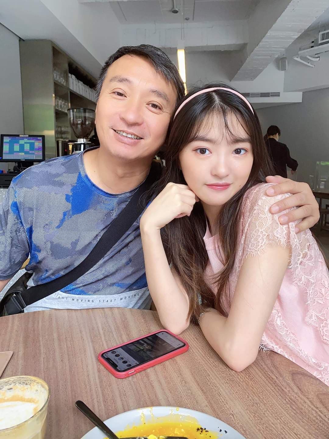 王中平女兒韓菲今年20歲，出落的亭亭玉立。（翻攝自王中平臉書）