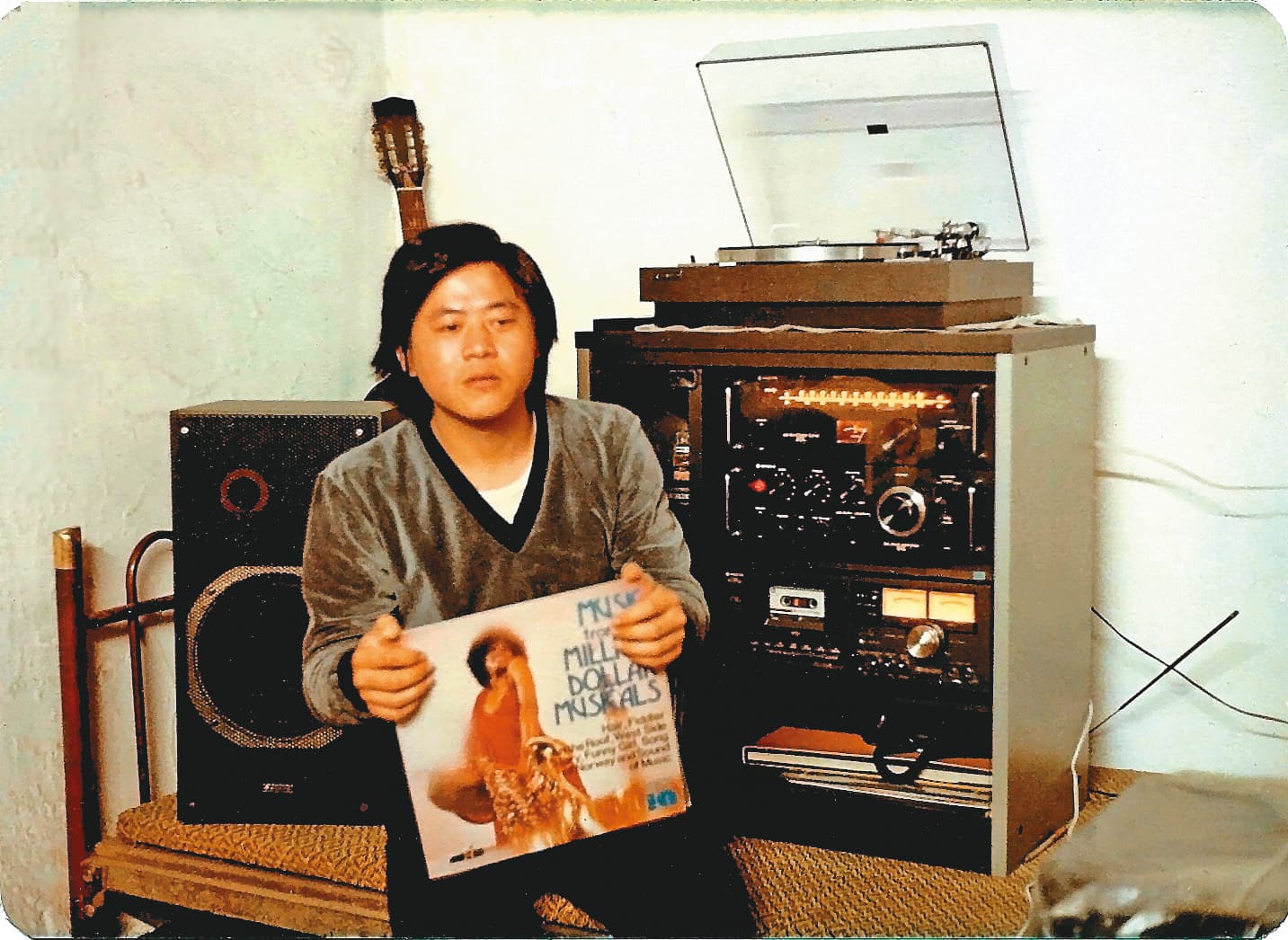 年輕時的邱宏哲，喜歡研究音響。（邱宏哲提供）