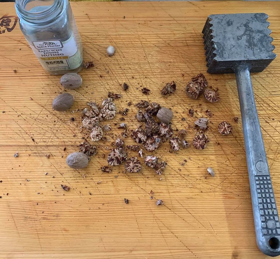 肉荳蔻需先敲碎，讓風味能快速釋出。