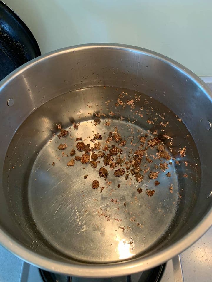 冷水加熱後，放入敲碎的肉荳蔻。